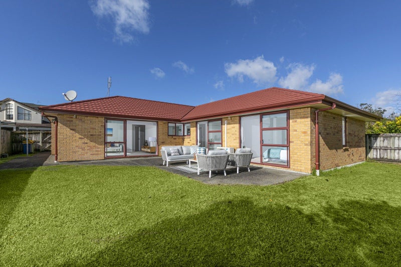 10 Marbella Crescent, Oteha, Auckland - Carousel 2