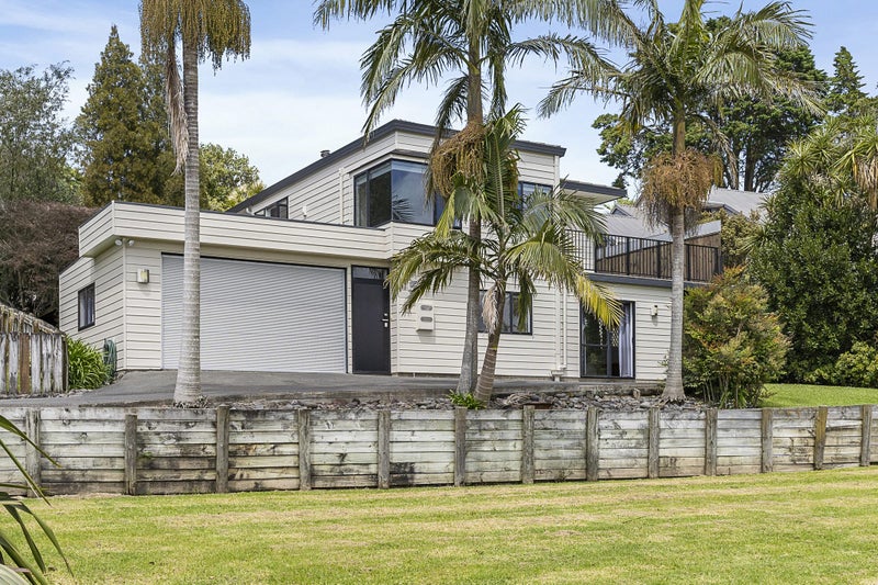 15 Taupiko Place, Green Bay, Auckland - Carousel 2