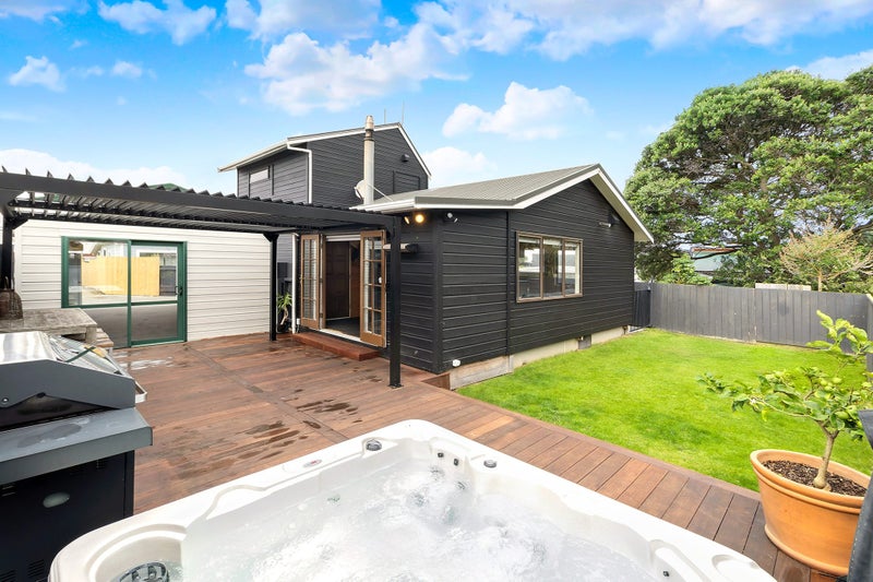 210A Queens Drive, Lyall Bay, Wellington - Carousel 1