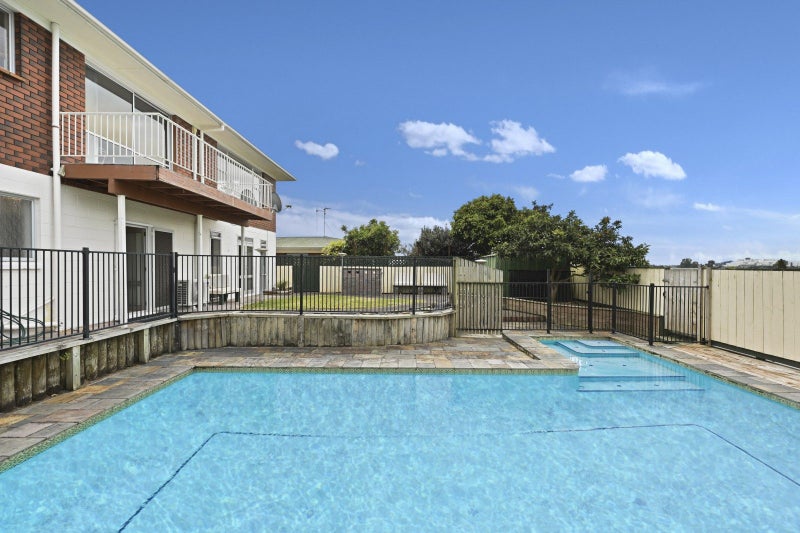 16 Resthill Crescent, Glenview, Hamilton - Carousel 2