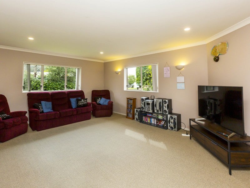 2 Sapphire Grove, Birchville, Upper Hutt - Carousel 2
