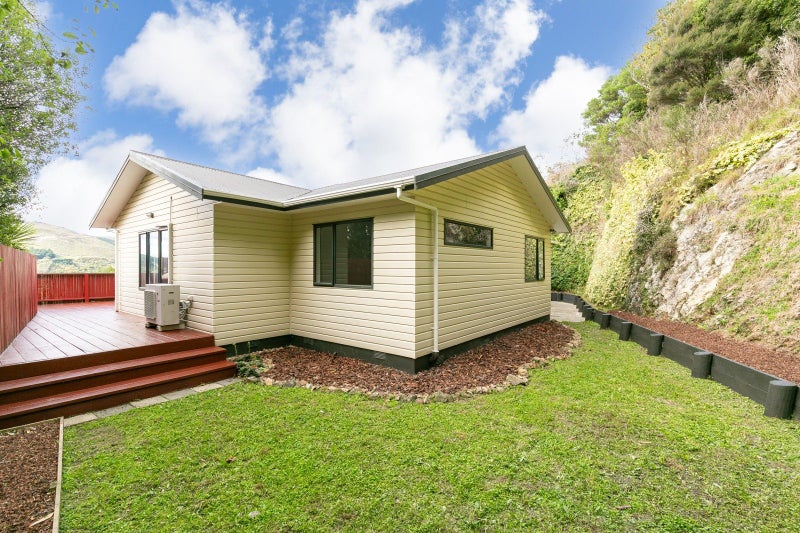 5A Bishops Glen, Tawa, Wellington - Carousel 2
