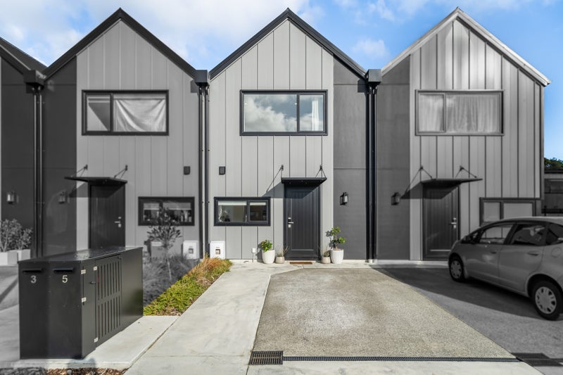 5 Raeble Walkington Lane, Wallaceville, Upper Hutt - Carousel 1