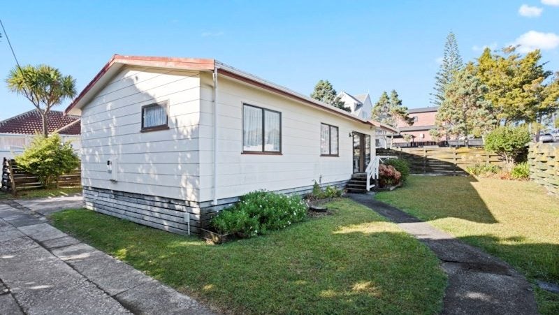 1/91 Lynwood Road, New Lynn, Auckland - Carousel 1