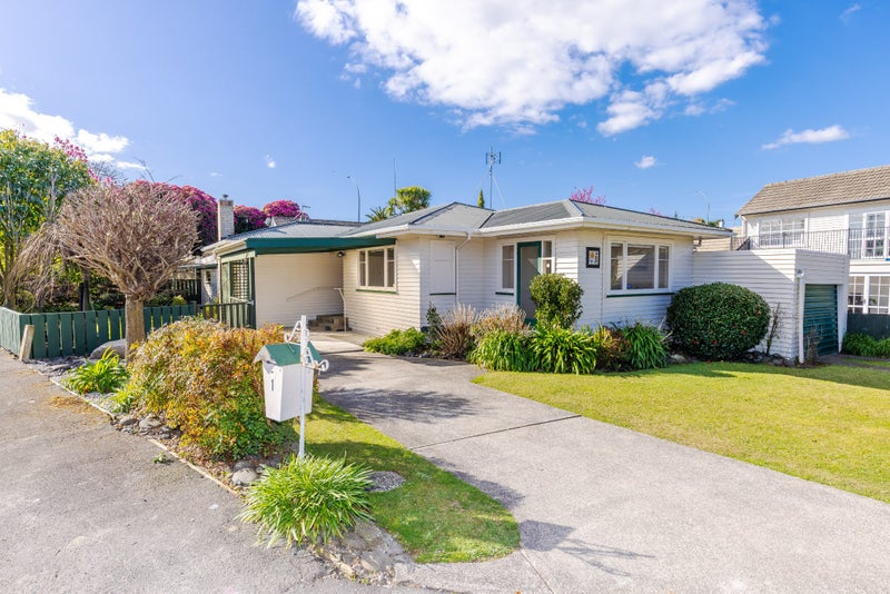 1 Bretton Terrace, Hillcrest, Hamilton - Carousel 1