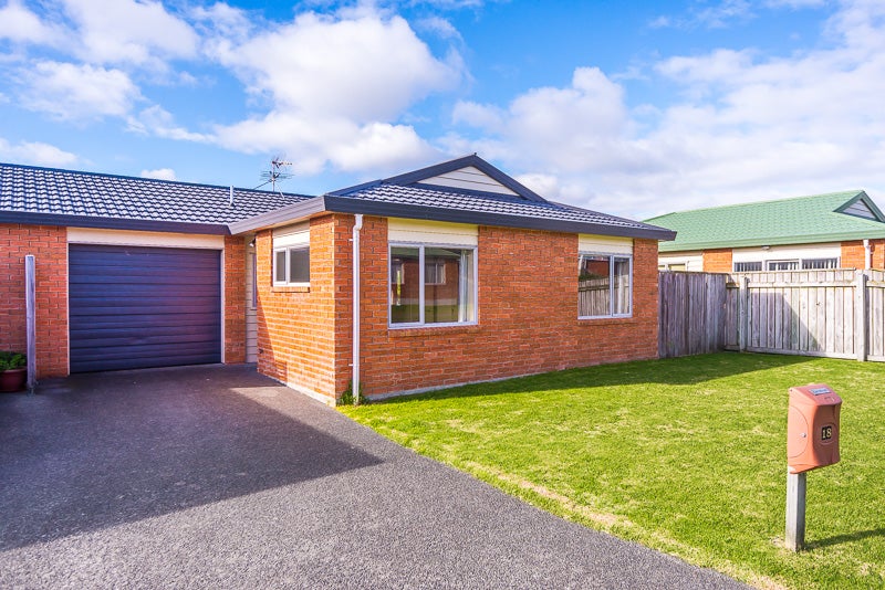 18 Pohutukawa Grove, Titahi Bay, Porirua - Carousel 1