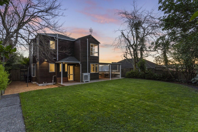 11 Chedworth Drive, Glenfield, Auckland - Carousel 1