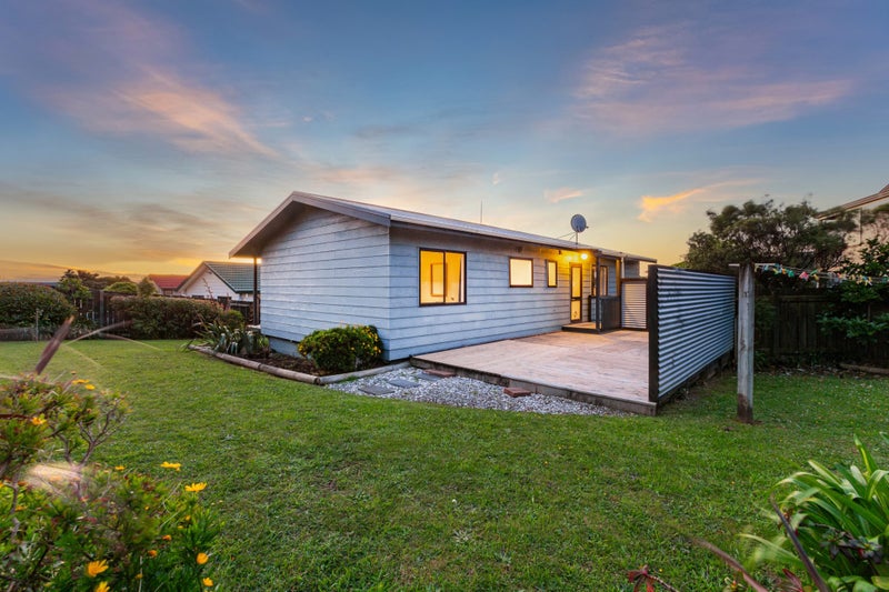 21 Doncaster Terrace, Ascot Park, Porirua - Carousel 1