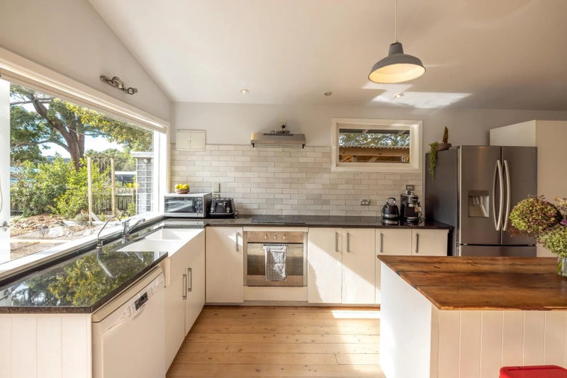 11 Putiki Road, Ostend, Waiheke Island - Carousel 2