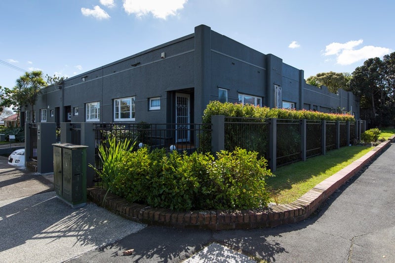 1/1A Invermay Avenue, Mount Roskill, Auckland - Carousel 1