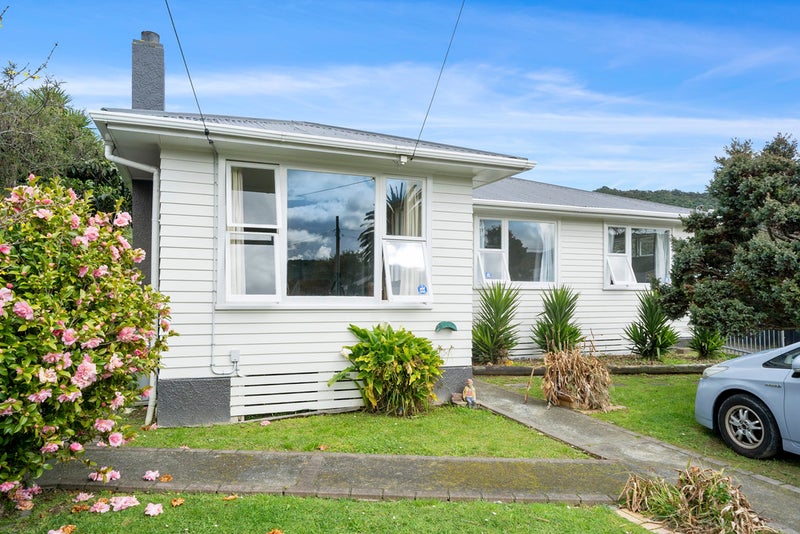 77 Karamu Crescent, Wainuiomata, Lower Hutt - Carousel 1