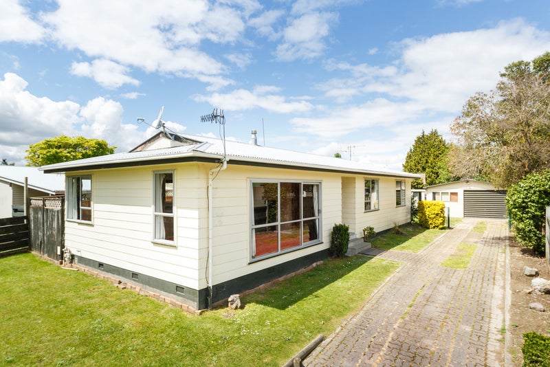11 Capri Place, Awapuni, Palmerston North - Carousel 4