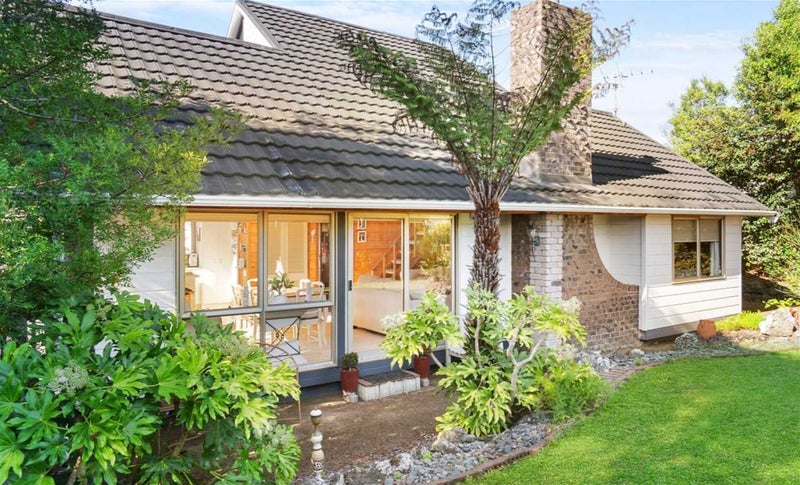 13 Kyeemagh Street, Botany Downs, Auckland - Carousel 1
