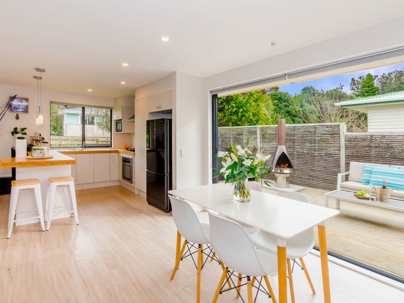 11 Victor Grove, Waikanae Beach, Waikanae - Carousel 1