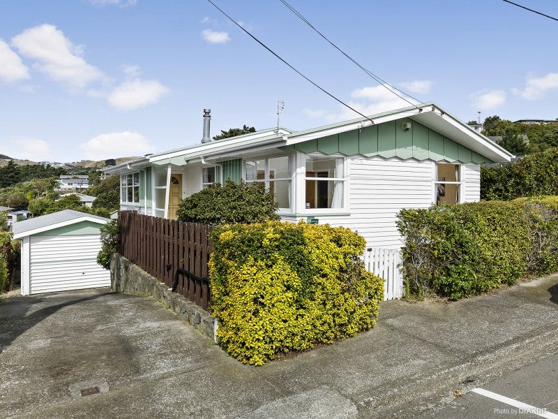 8 Diane Grove, Paparangi, Wellington - Carousel 1