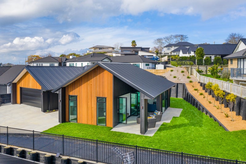 8 Rose Berry Crescent, Flagstaff, Hamilton - Carousel 2