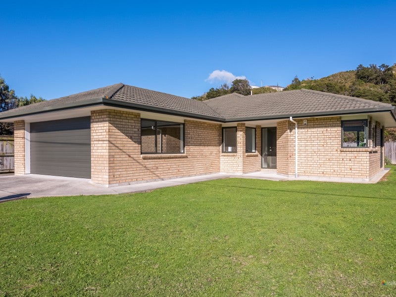 24 Pinehill Crescent, Trentham, Upper Hutt - Carousel 2