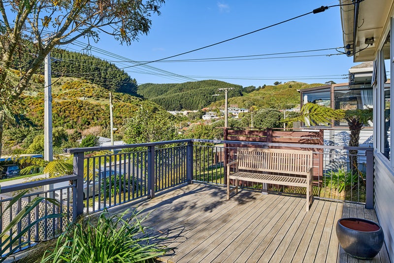 8 Raroa Terrace, Tawa, Wellington - Carousel 2