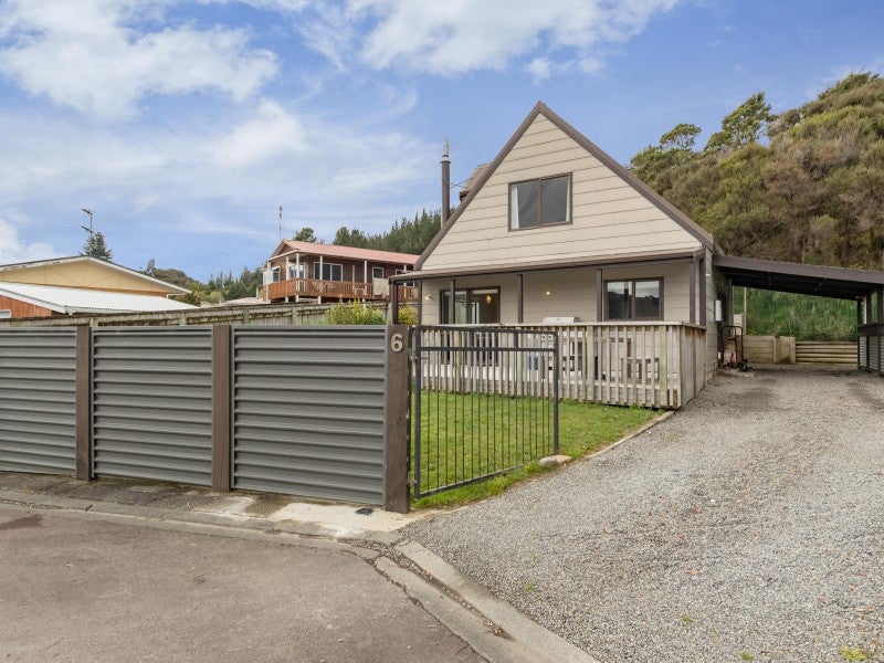 6 Monarch Grove, Maoribank, Upper Hutt - Carousel 1