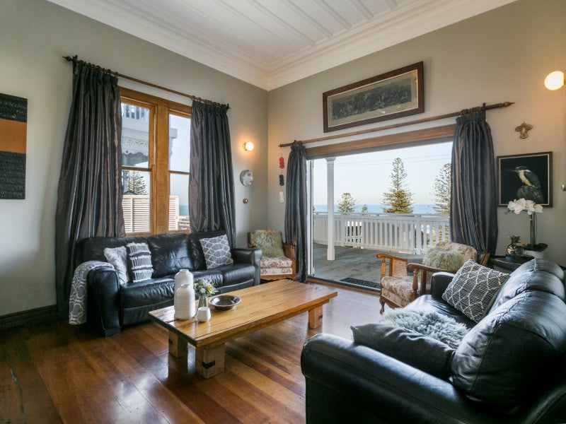 2 Seaview Terrace, Bluff Hill, Napier - Carousel 1
