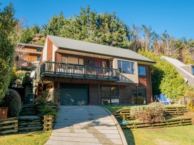 3 MacKinnon Terrace, Sunshine Bay, Queenstown - Carousel 1
