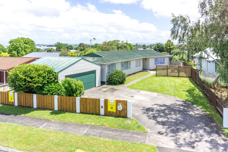 14 Highland Drive, Pukete, Hamilton - Carousel 1