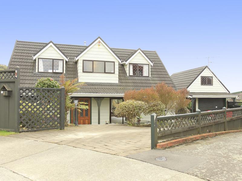 8 Kekeno Grove, Tirohanga, Lower Hutt - Carousel 1