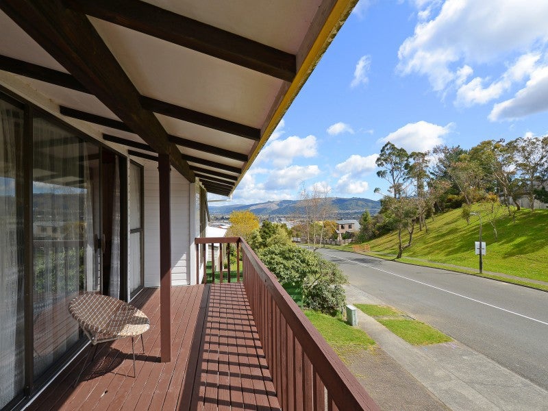 20 King Charles Drive, Kingsley Heights, Upper Hutt - Carousel 2