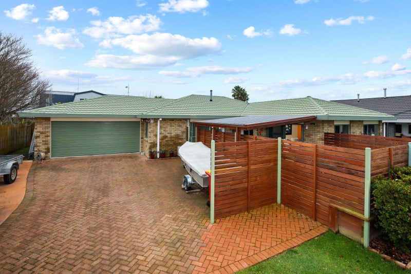 29 Admiral Crescent, Flagstaff, Hamilton - Carousel 1