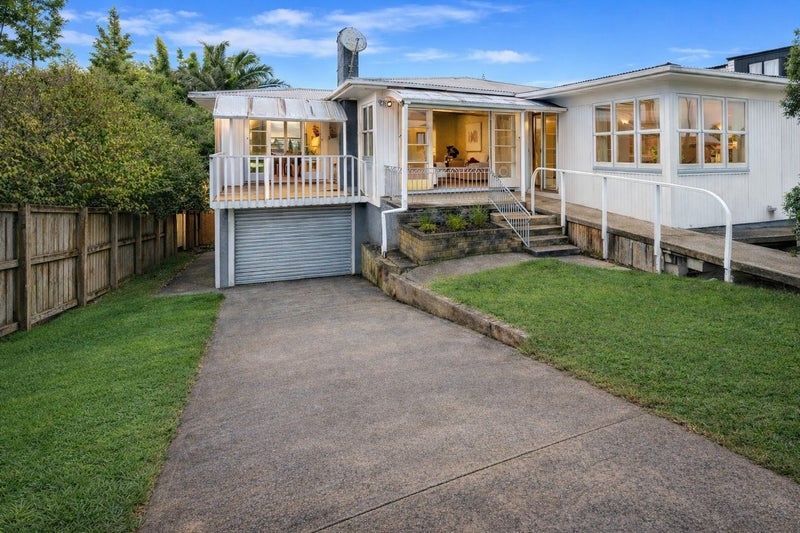 16 Sylvan Crescent, Te Atatu South, Auckland - Carousel 1