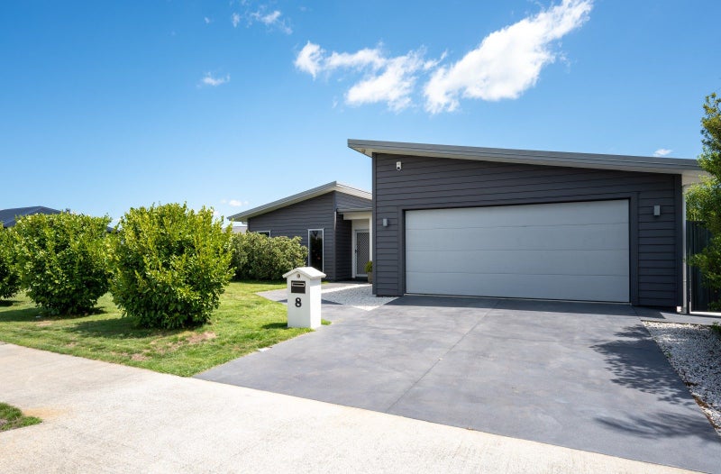 8 McKay Close, Frimley, Hastings - Carousel 1