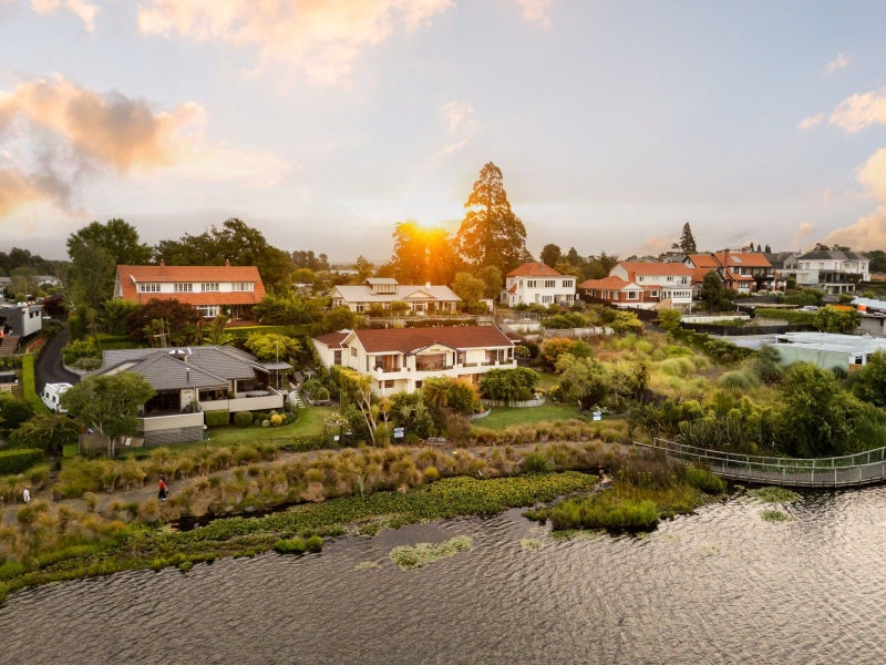 76 Lake Crescent, Hamilton Lake, Hamilton - Carousel 1