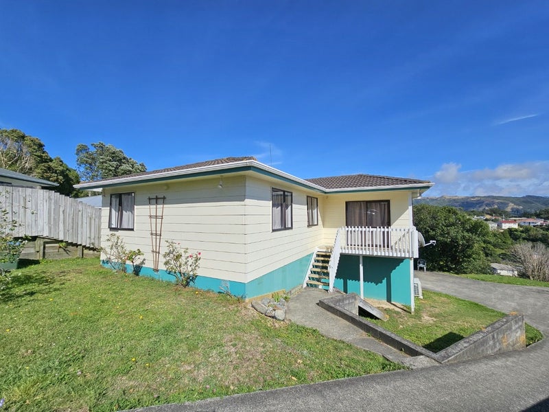 34 Northumberland Street, Cannons Creek, Porirua - Carousel 1
