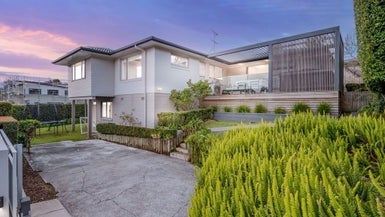 11 Clovelly Road, Bucklands Beach, Auckland - Carousel 1