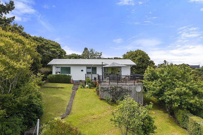 20 Hekerua Road, Oneroa, Waiheke Island - Carousel 1