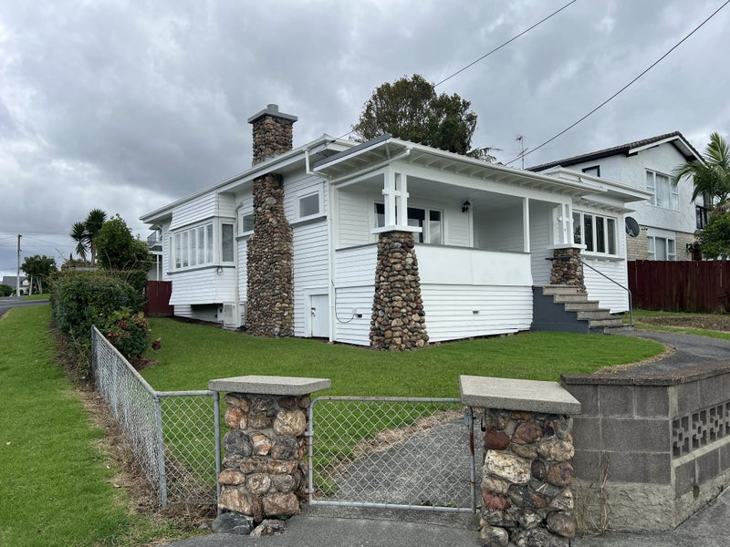 13 Lloyd Avenue, Mount Albert, Auckland - Carousel 1