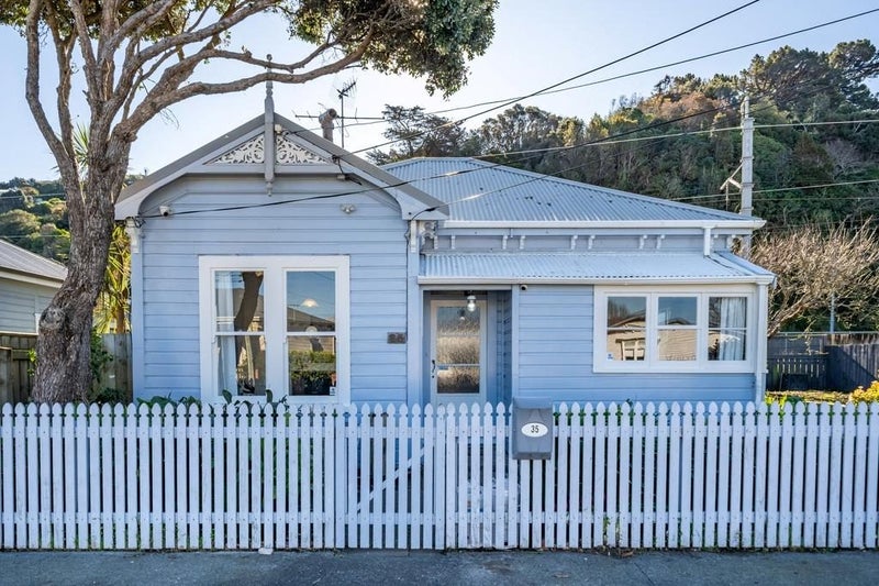 35 Riddlers Crescent, Petone, Lower Hutt - Carousel 1