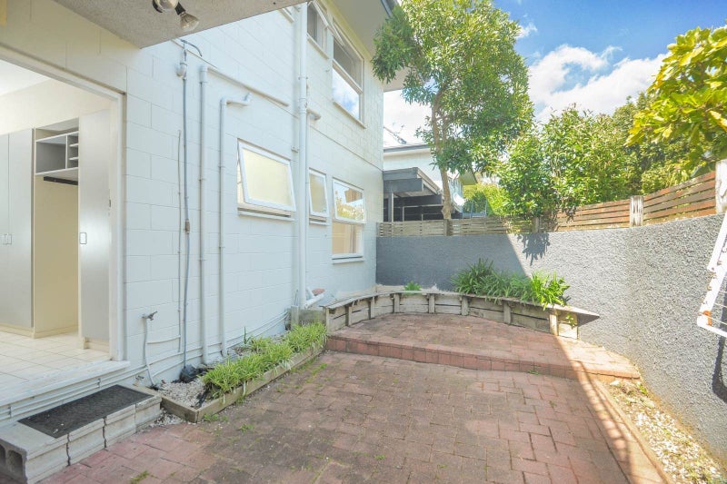 2/2 Mountain View Road, Western Springs, Auckland - Carousel 2