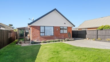 2/20 Kirsten Place, Parklands, Christchurch - Carousel 1