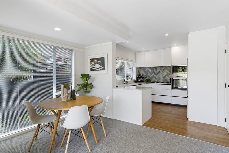 2/16 Castleton Drive, Mellons Bay, Auckland - Carousel 2