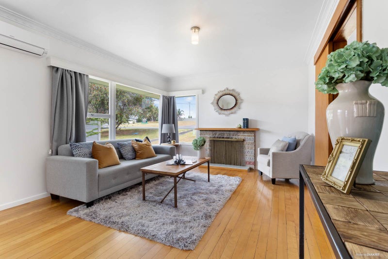 1/619 Beach Road, Rothesay Bay, Auckland - Carousel 2