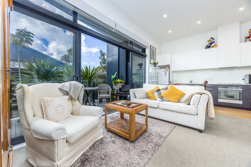 2/8 Thompson Park Road, Mount Wellington, Auckland - Carousel 1