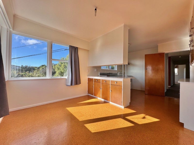 21 Kahikatea Grove, Paparangi, Wellington - Carousel 2