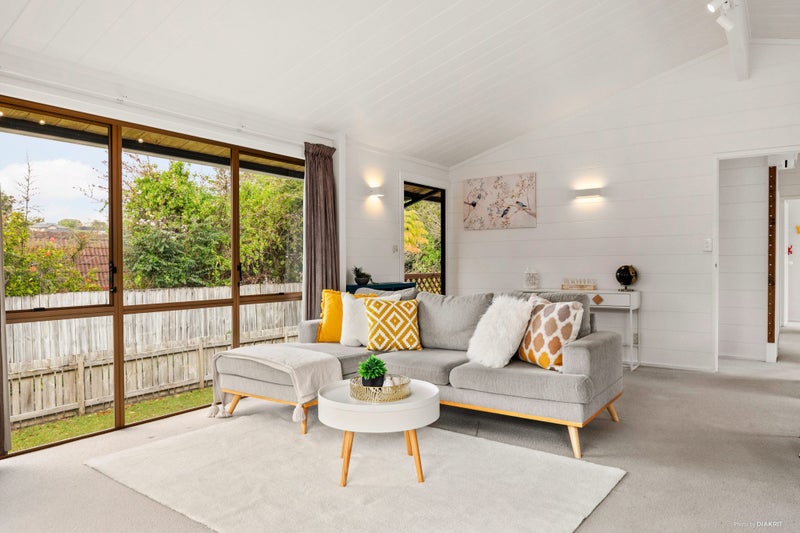 1/27 Ayton Drive, Tōtara Vale, Auckland - Carousel 2