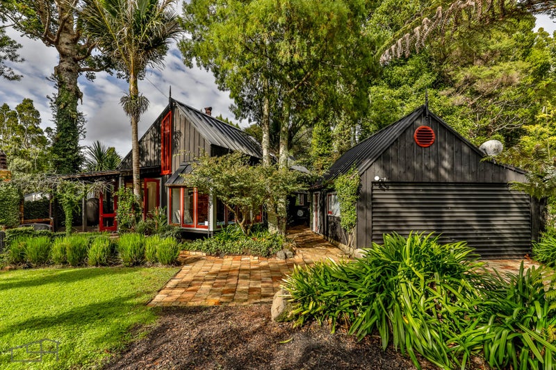 24 Hollywood Avenue, Titirangi, Auckland - Carousel 1