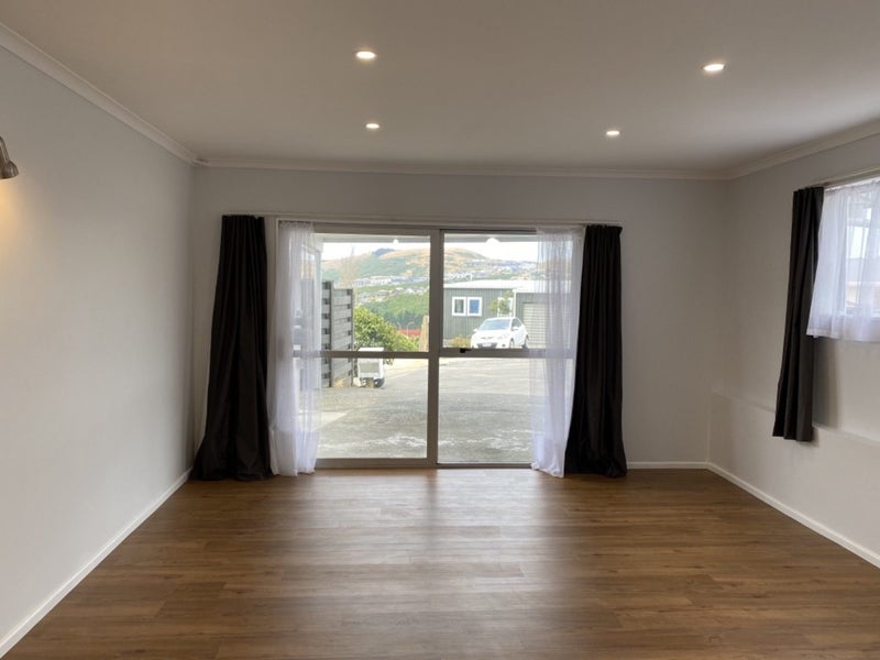 4 Hillview Crescent, Paparangi, Wellington - Carousel 2