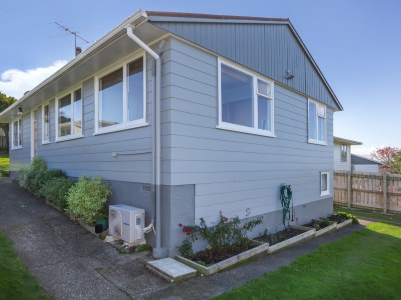 11 Desert Gold Street, Ascot Park, Porirua - Carousel 1