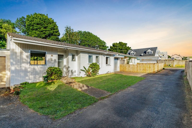 2/6 Thorn Place, Papatoetoe, Auckland - Carousel 1