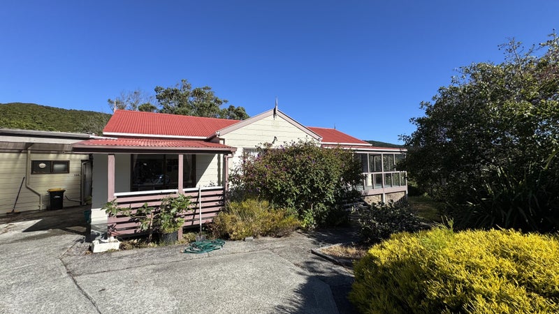 56 Woodhouse Avenue, Karori, Wellington - Carousel 1
