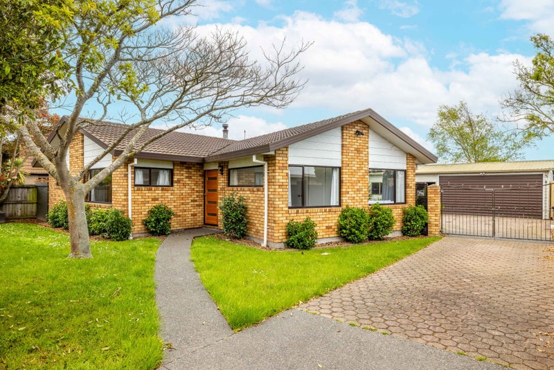 38 Queenspark Drive, Parklands, Christchurch - Carousel 1